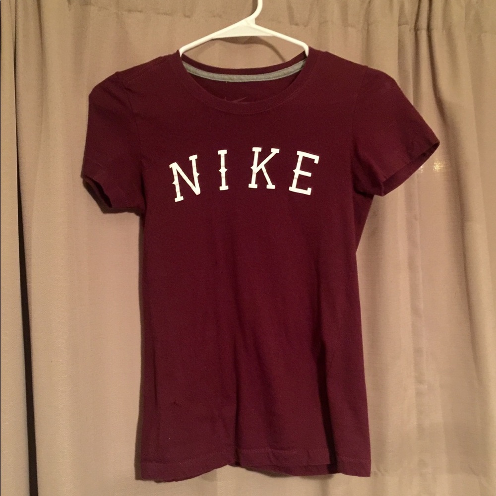 Fitted maroon Nike t-shirt.